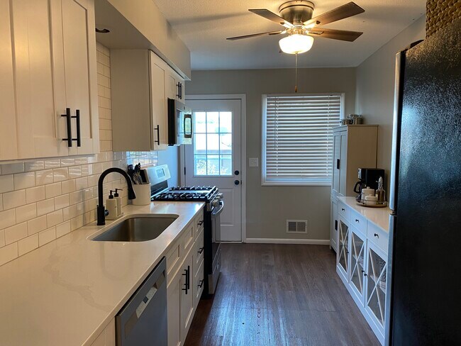 Foto del edificio - 9811 Rich Rd