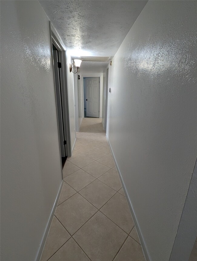 Building Photo - 5903 Graycliff Dr