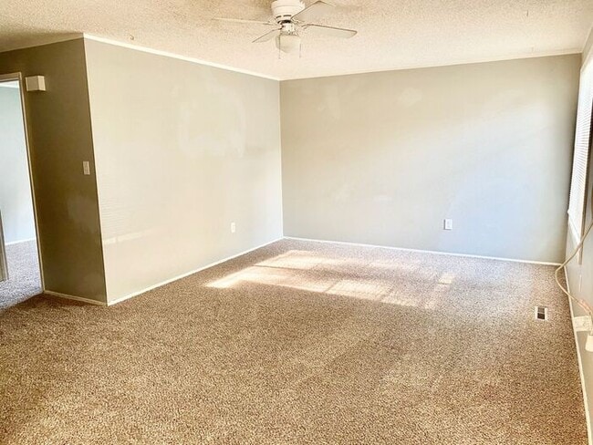 Foto del edificio - Spacious 3 Bedroom 1 Bath Duplex in South Loveland with Huge Fenced Backyard & 2-Car Garage!