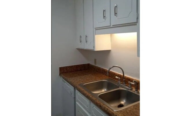 Building Photo - 103 Apache Dr