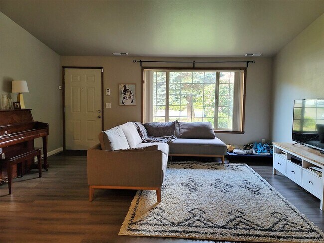 Foto del edificio - 3 bedroom home in great Keyport location!