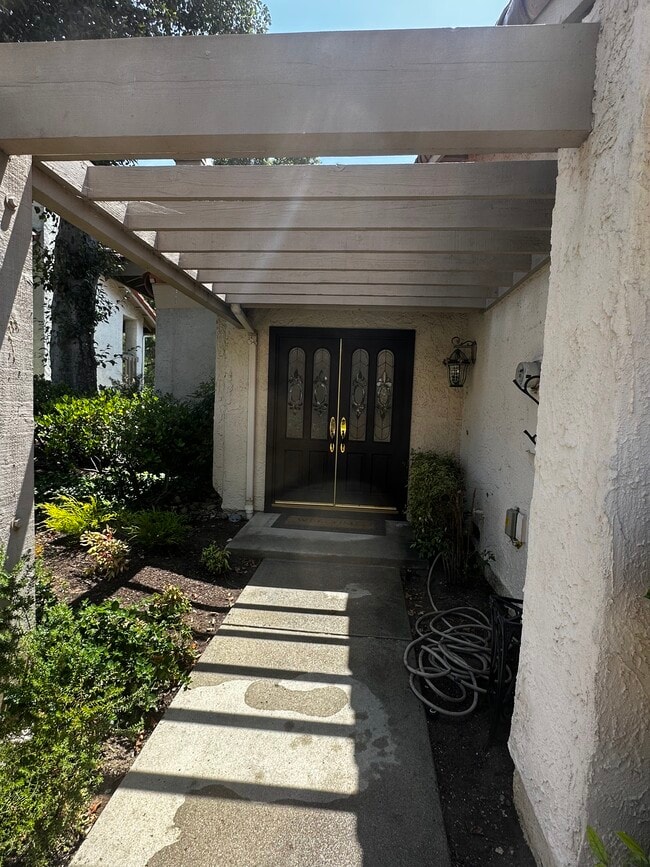 Building Photo - 778 N Valley Dr