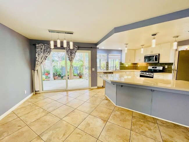 Building Photo - ***4 bed / 2.5 bath / 2,067 sqft House in ...