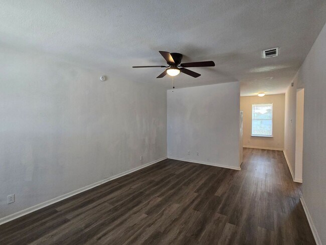 Foto del edificio - RENT REDUCTION - AVAILABLE NOW!