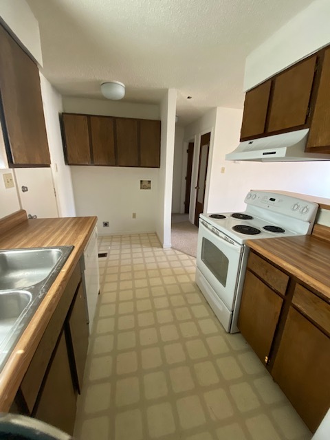 Another view of the kitchen showing washer/dryer hood-up - 1502 N 4th St