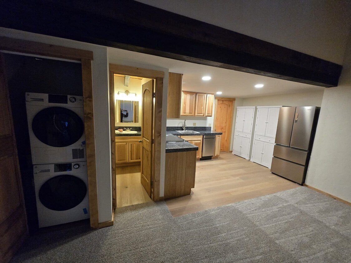 Foto del edificio - 320 Blue River Rd