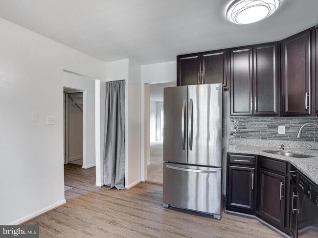 Foto del edificio - 1447 Chatham Ct