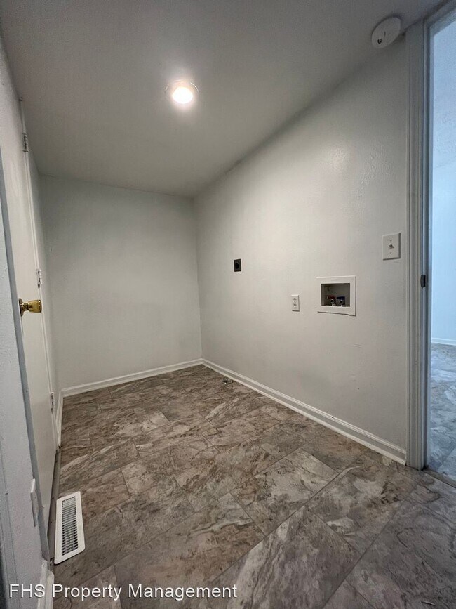 Building Photo - 4 br, 2 bath House - 920 W Monroe Terrace