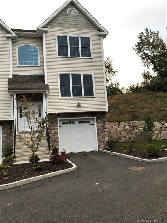 19 Oak Meadows Dr, Brookfield, CT 06804 Townhome Rentals in