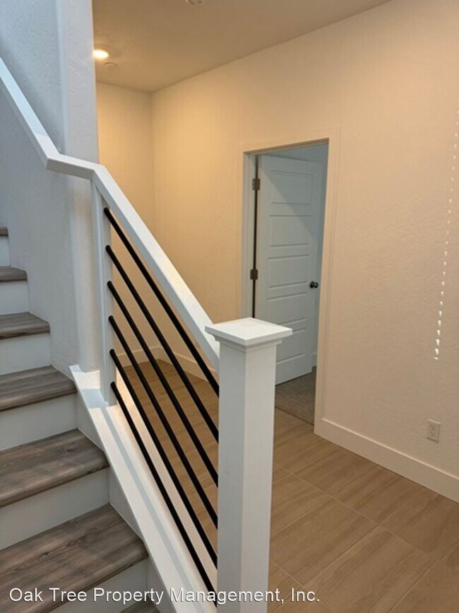 Foto del edificio - 3 br, 2 bath House - 577 N. Helm Lane