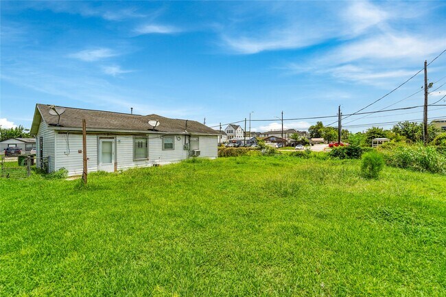 Building Photo - 209 Hyta St