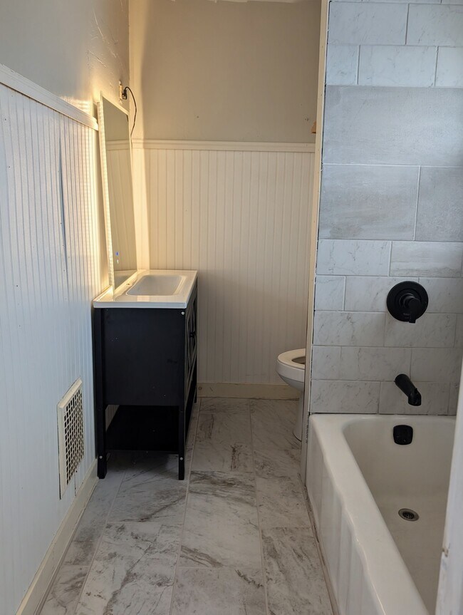 Foto del edificio - 409 E Bloomfield St