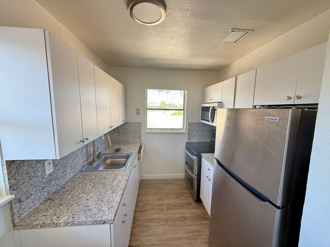 Foto del edificio - Renovated Large 3 Bed 1 Bath Unit Available For Rent Located In Little Havana.