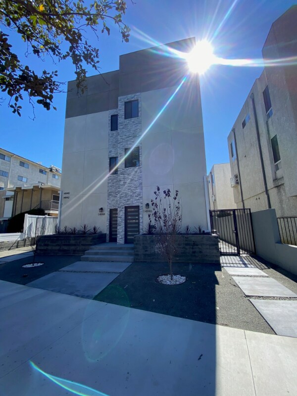 Primary Photo - 14944 Moorpark St