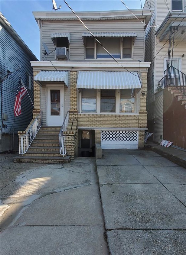 Primary Photo - 10 Bryant Ave