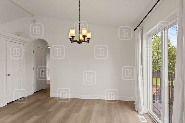 Building Photo - 1115 W Palouse Dr
