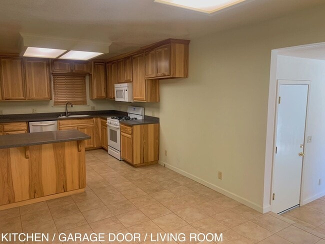 Foto del edificio - 3 bedroom home w/ large shop & office space!