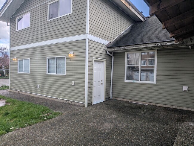 Building Photo - 46365 Cessna Dr