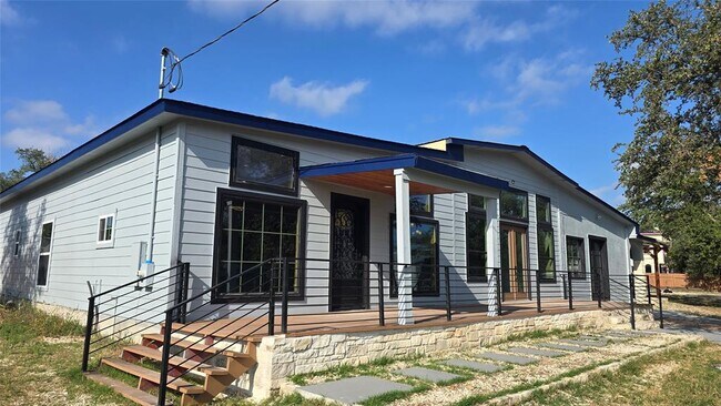 Foto del edificio - 17621 Stacey Ln