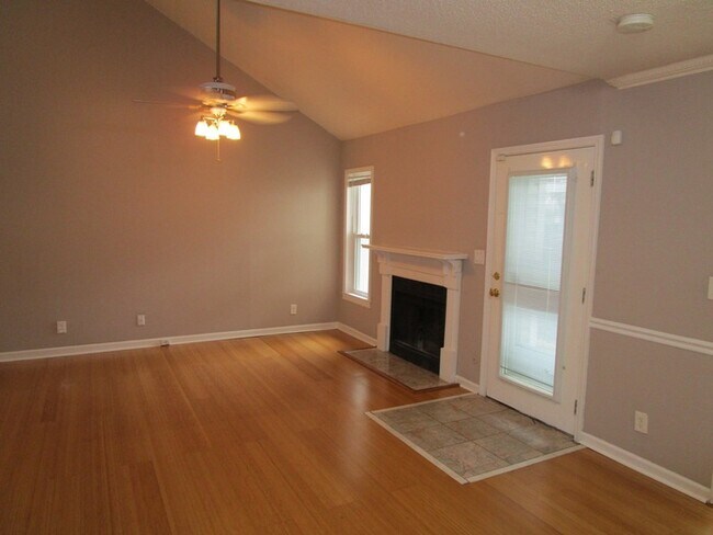 Building Photo - 3 Bedroom/2 Bath Condo Near Avalon!