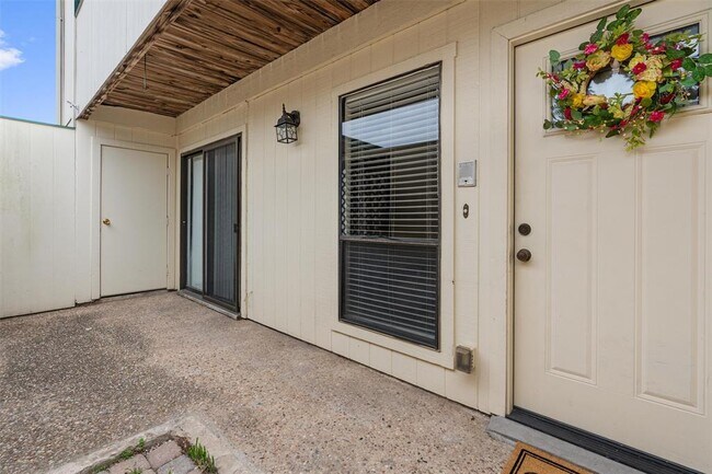 Foto del edificio - 6718 Silvermine Dr