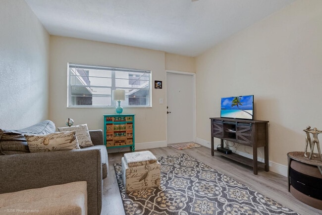 Building Photo - 2539 S Bayshore Dr