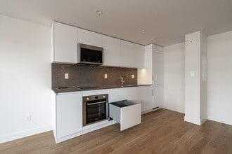 Building Photo - 150 The Donway W