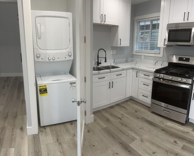 Nueva lavadora secadora - 917 Clemensen Ave