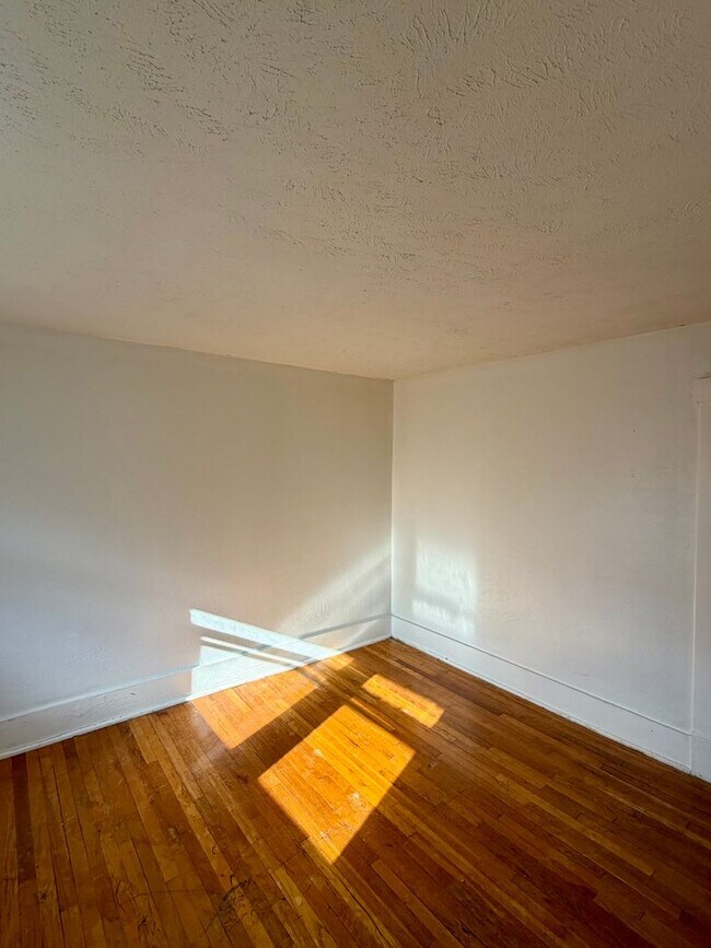 Foto del edificio - For Rent 4 Bedroom 1 Bath Field Club Row House