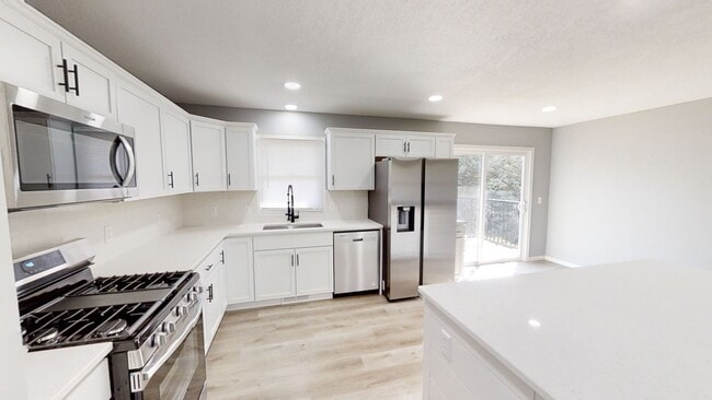 Building Photo - Large Updated 4-Bedroom Home for Rent – Moline