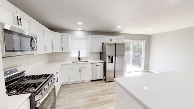 Foto del edificio - Large Updated 4-Bedroom Home for Rent – Moline