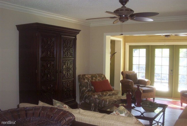 Building Photo - 318 SE 7th Ave