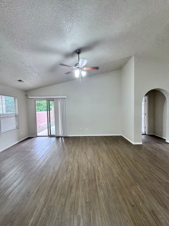 Building Photo - Great 3 bed, 2 bath, 1575 sq ft home in Huning Ranch!