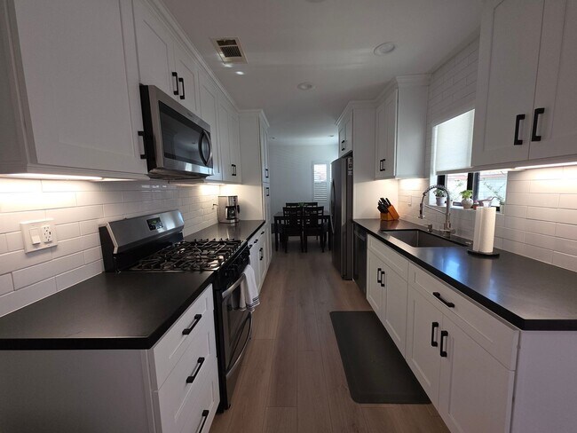 Foto del edificio - Refined Single-Family Living in Prime Azusa Location