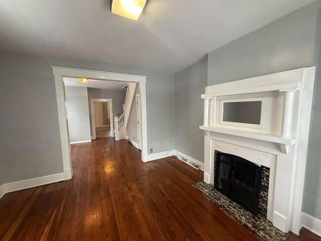 Building Photo - 601 E 5th Ave