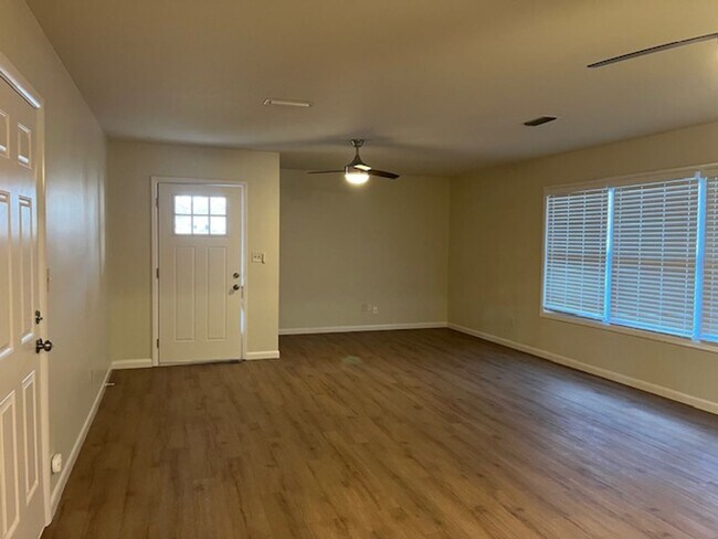 Building Photo - 2 Bedroom Duplex Rogers!