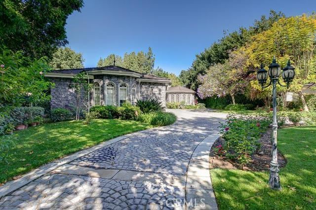 Building Photo - 1601 Highland Oaks Dr