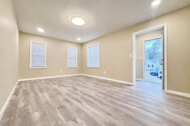 Building Photo - Updated South Bend Gem!