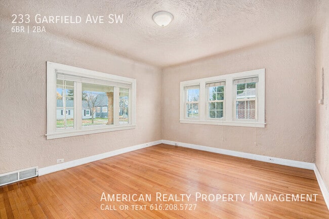 Foto del edificio - 233 Garfield Ave SW