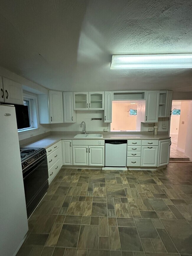 Building Photo - 1 BR, 1.5 Ba duplex in quiet residential n...