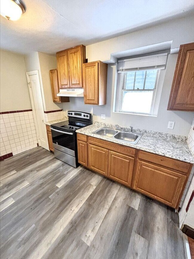 Building Photo - Charming 2-Bedroom Home with Garage and Co...