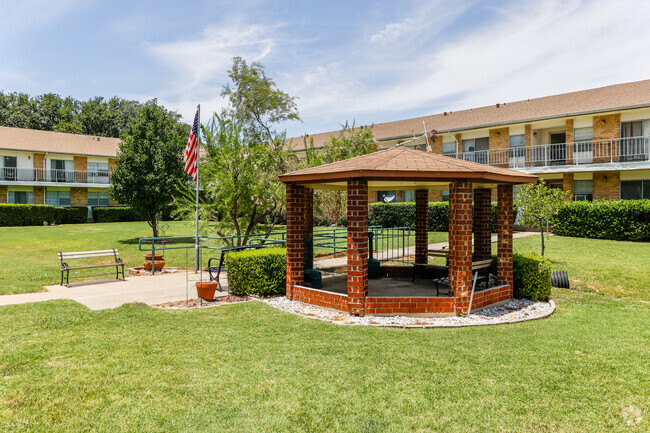 Patio de manzanas - Forest Dale Apartments