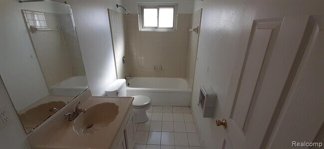 Building Photo - 23911 Methuen Ave