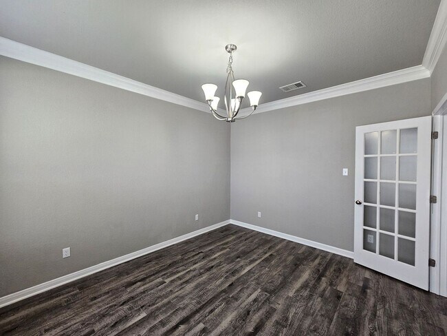 Foto del edificio - NEW IN MANAGEMENT - AVAILABLE NOW!