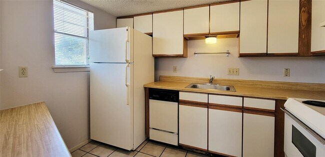 Foto del edificio - 2500 Burleson Rd