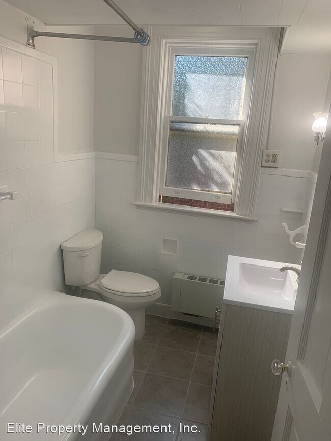 Building Photo - 3 br, 1.5 bath House - 33 N. Queen St., Un...