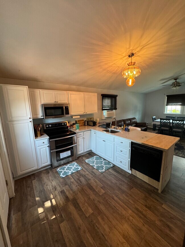 Cocina con encimeras de granito y encimeras de bloque de carnicero. - 21 Wallis Ave