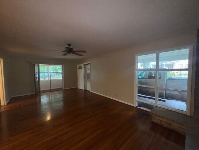 Foto del edificio - 551 Glade Rd E