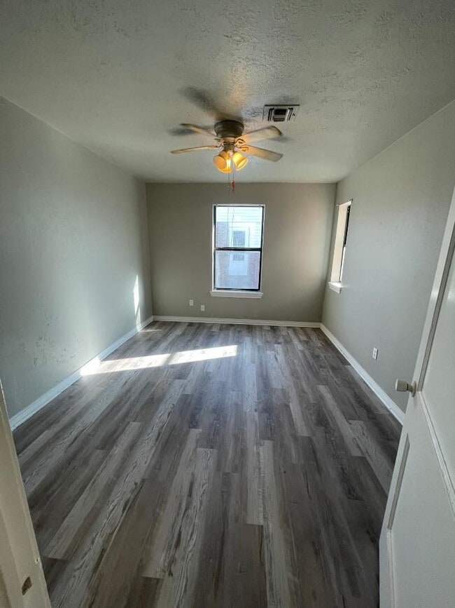 Photo - 2 BED 1 BATH DUPLEX FOR LEASE House