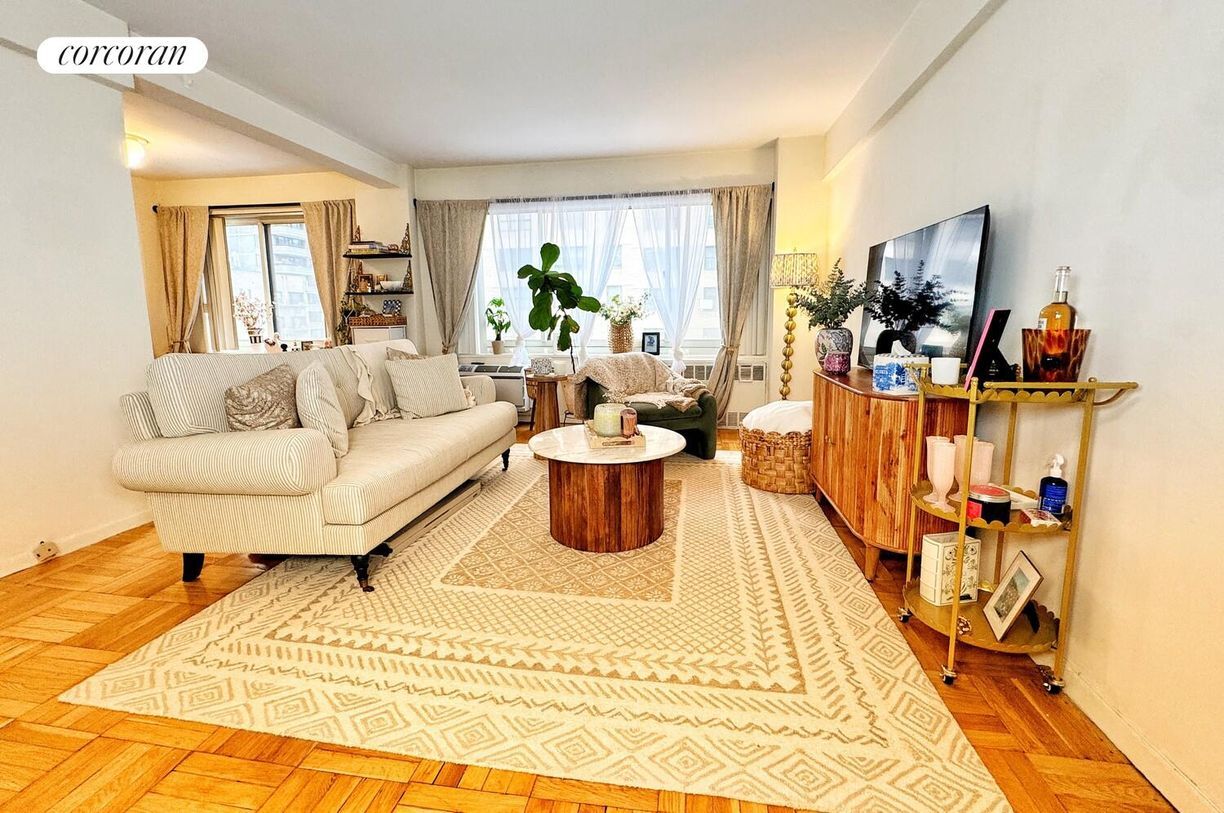 Foto principal - 249 E 48th St